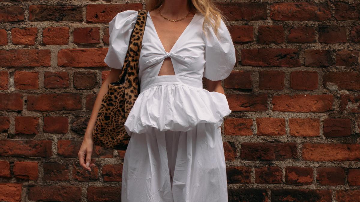 Récord de ventas en Mango por sus blusas de tendencia verano 2026 ideales para combinar con pantalones holgados y sandalias planas