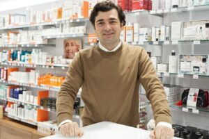 Vicente Calduch, pharmacien : « Je recommande d'appliquer une couche généreuse de la crème Nivea du flacon bleu le soir sur vos talons, avant de vous coucher, avec une peau propre et légèrement humide, et de laisser agir toute la nuit avec des chaussettes »