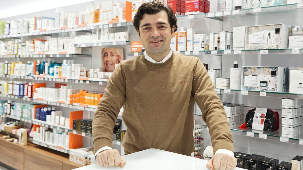 Vicente Calduch, farmacéutico: "Recomiendo aplicar una capa generosa de la crema Nivea del bote azul por la noche en los talones, antes de dormir, con la piel limpia y ligeramente húmeda, y dejar que actúe durante la noche con unos calcetines"