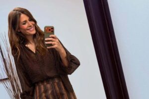 Zara a réduit le sarouel rayé tendance qui s'accorde avec des espadrilles et des sandales plates