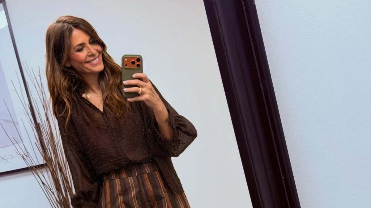 La presentadora Nuria Roca con un pantalón bombacho y una blusa marrón chocolate