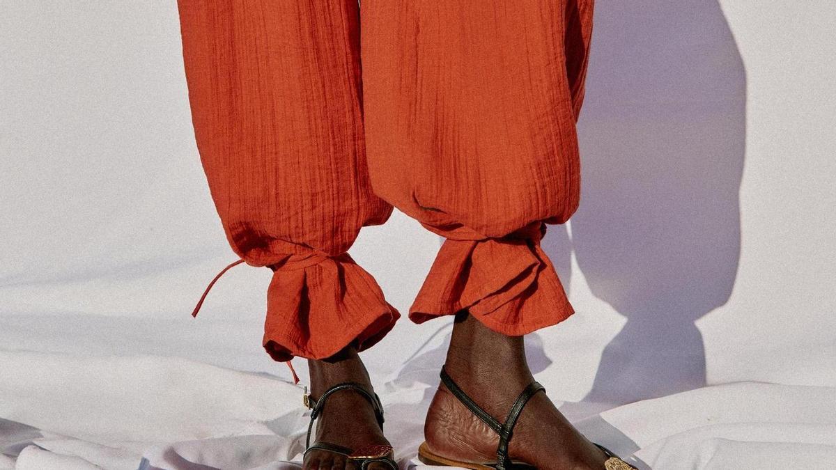Zara y Mango coinciden: estos pantalones bombacho son la prenda estrella del 2026 y así puedes combinarlos como una experta