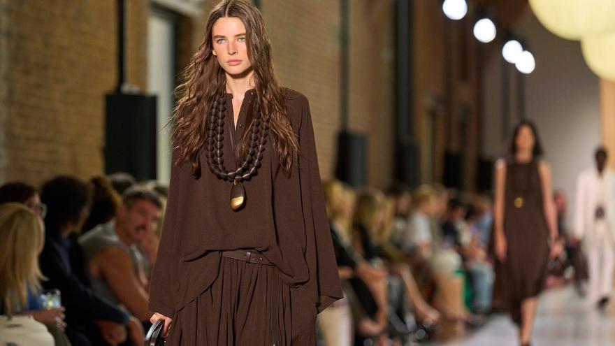 Tons terreux et tissus fluides, telle est la collection inspirante Printemps/Été 2026 de Michael Kors