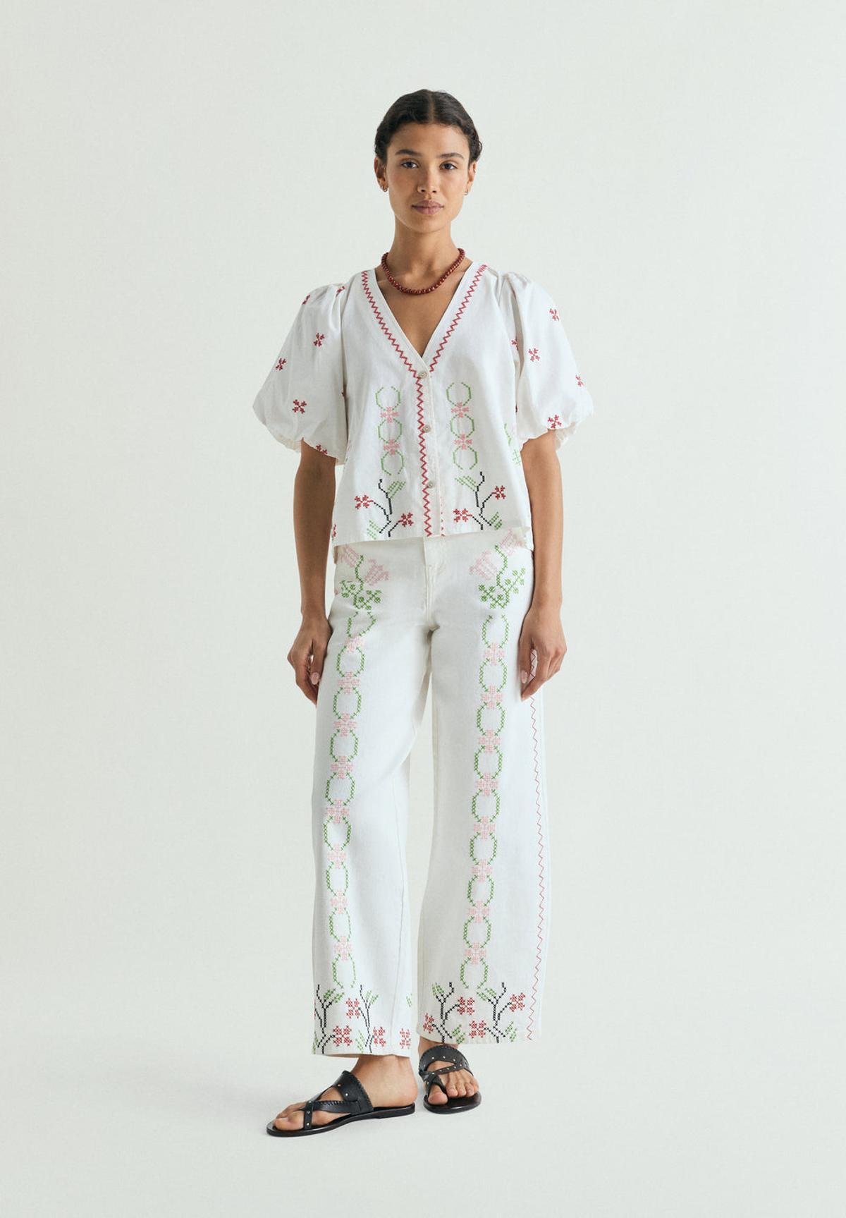 Ensemble blouse et pantalon brodés