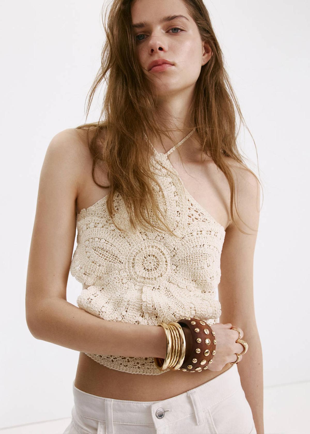 Top au crochet avec fleur