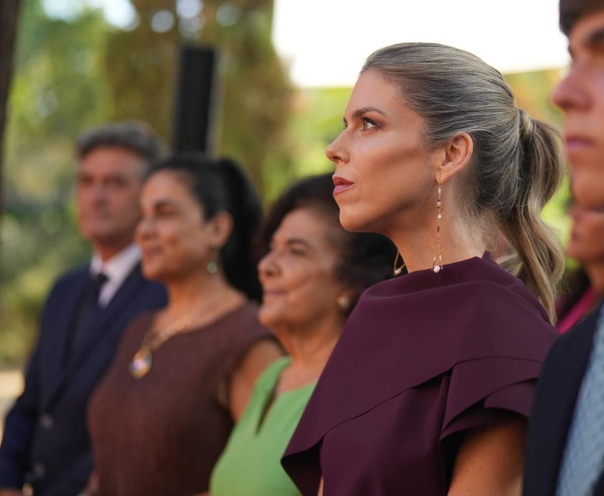 Manuela Villena termine son look d'invitée avec des boucles d'oreilles Suma Cruz et une queue de cheval flatteuse