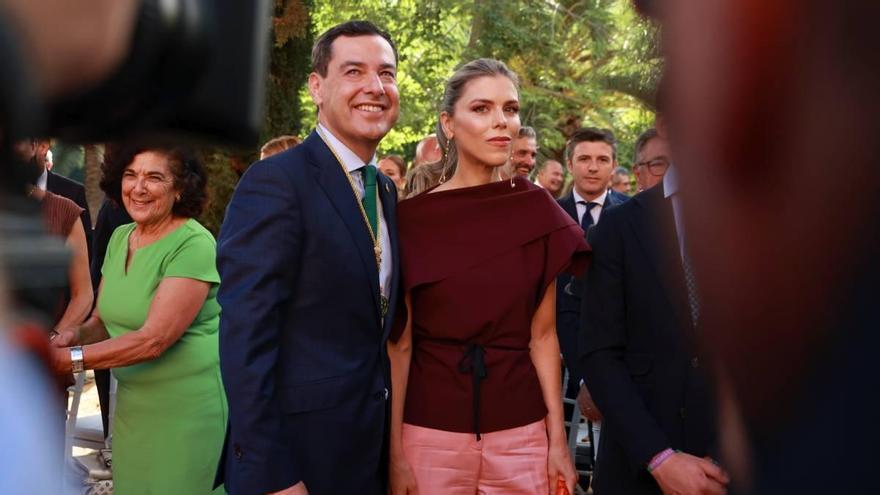 Juanma Moreno prend possession de son dossier de président de la Junta de Andalucía sous le regard admiratif de Manuela Villena