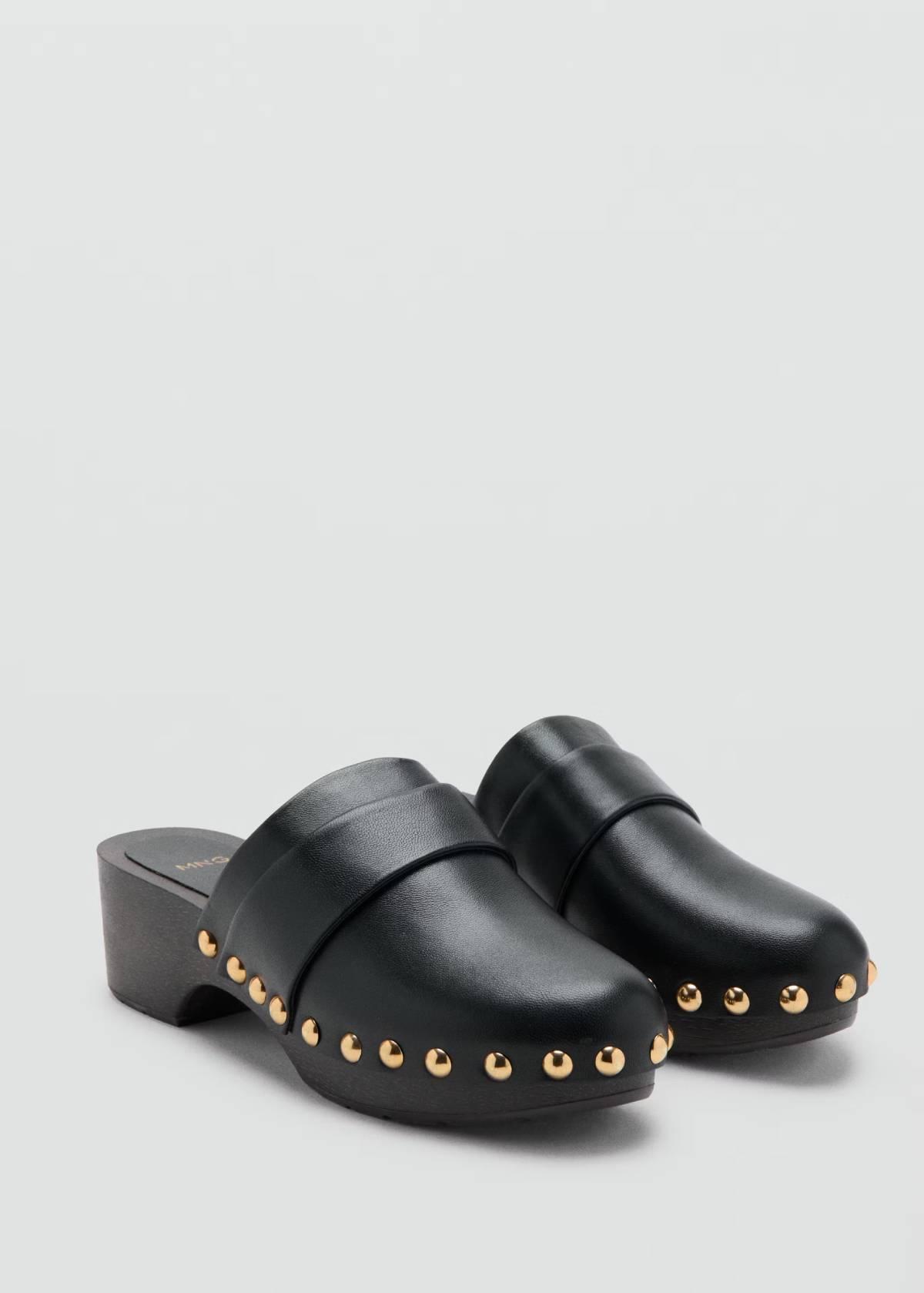 Sabots en cuir avec clous, par Mango