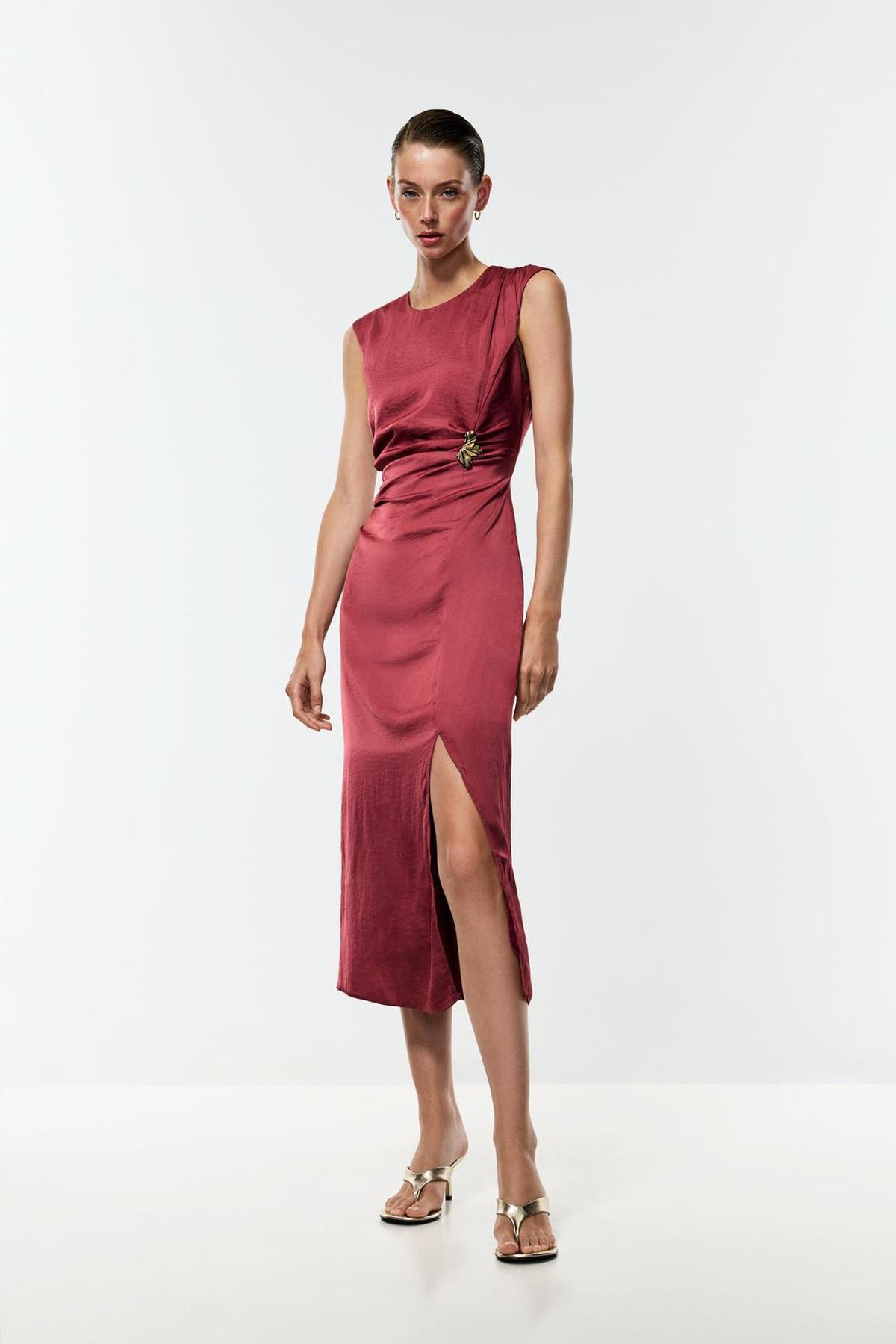 Robe en satin bijou bordeaux
