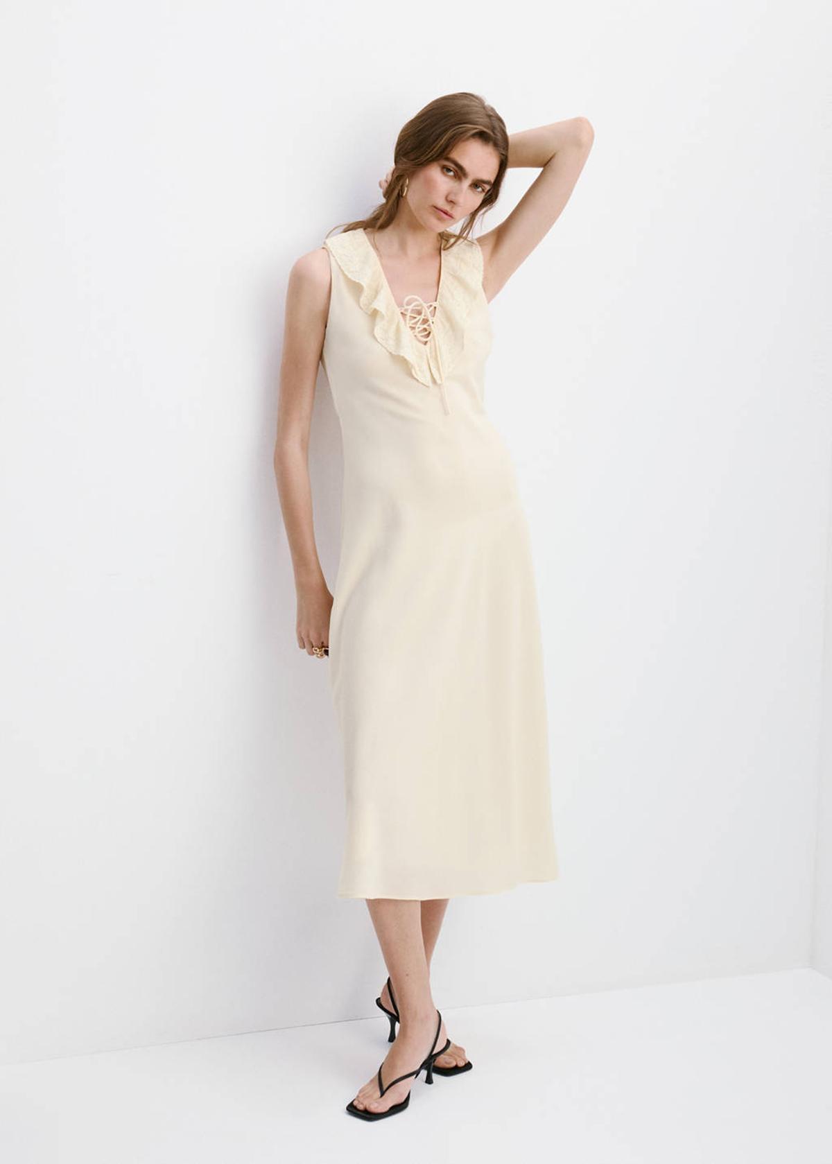 Robe blanche à volants et nœud