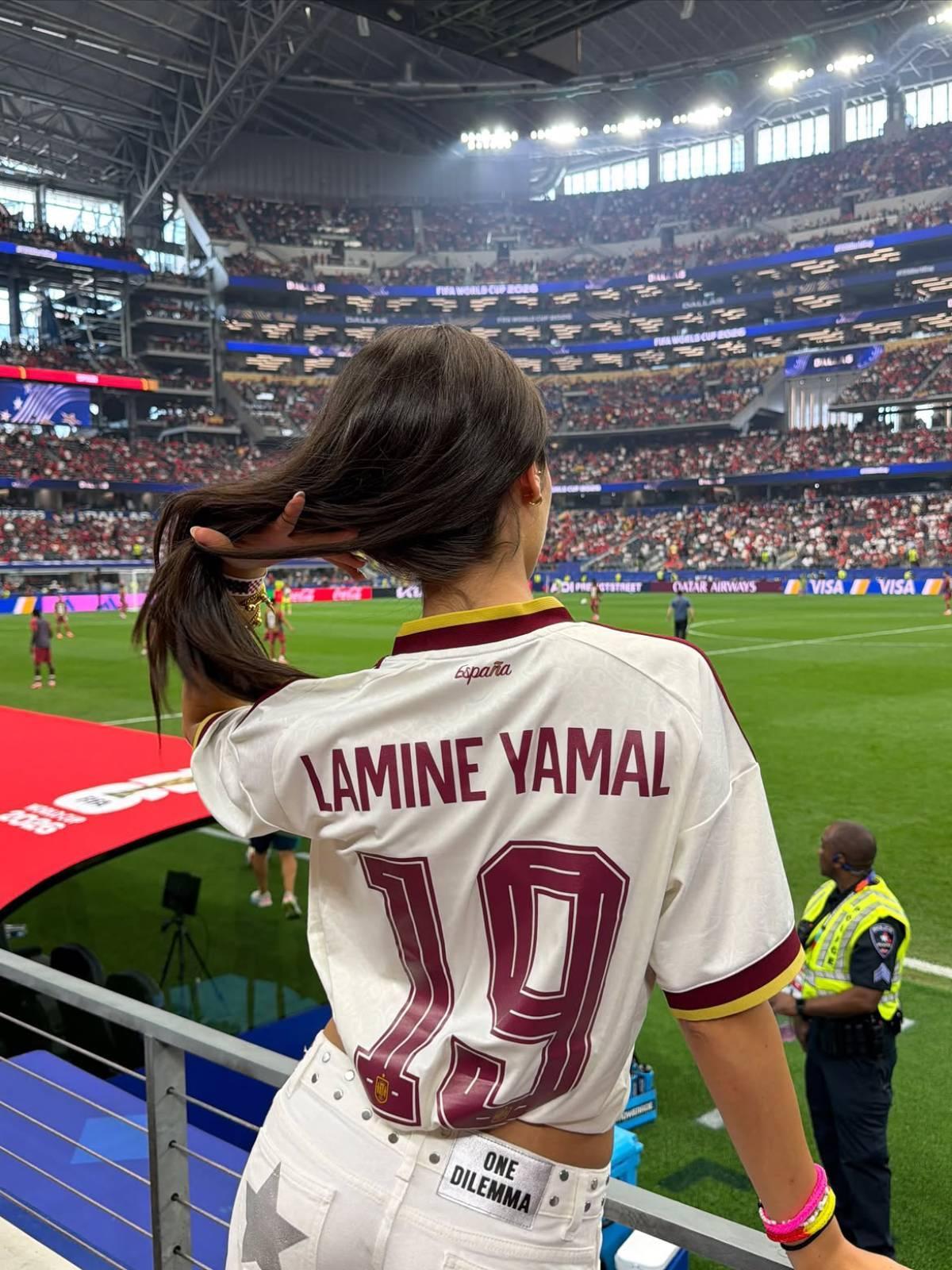 Inés García, avec le deuxième maillot de l'équipe nationale et le jean One Dilemma, lors du match contre le Portugal