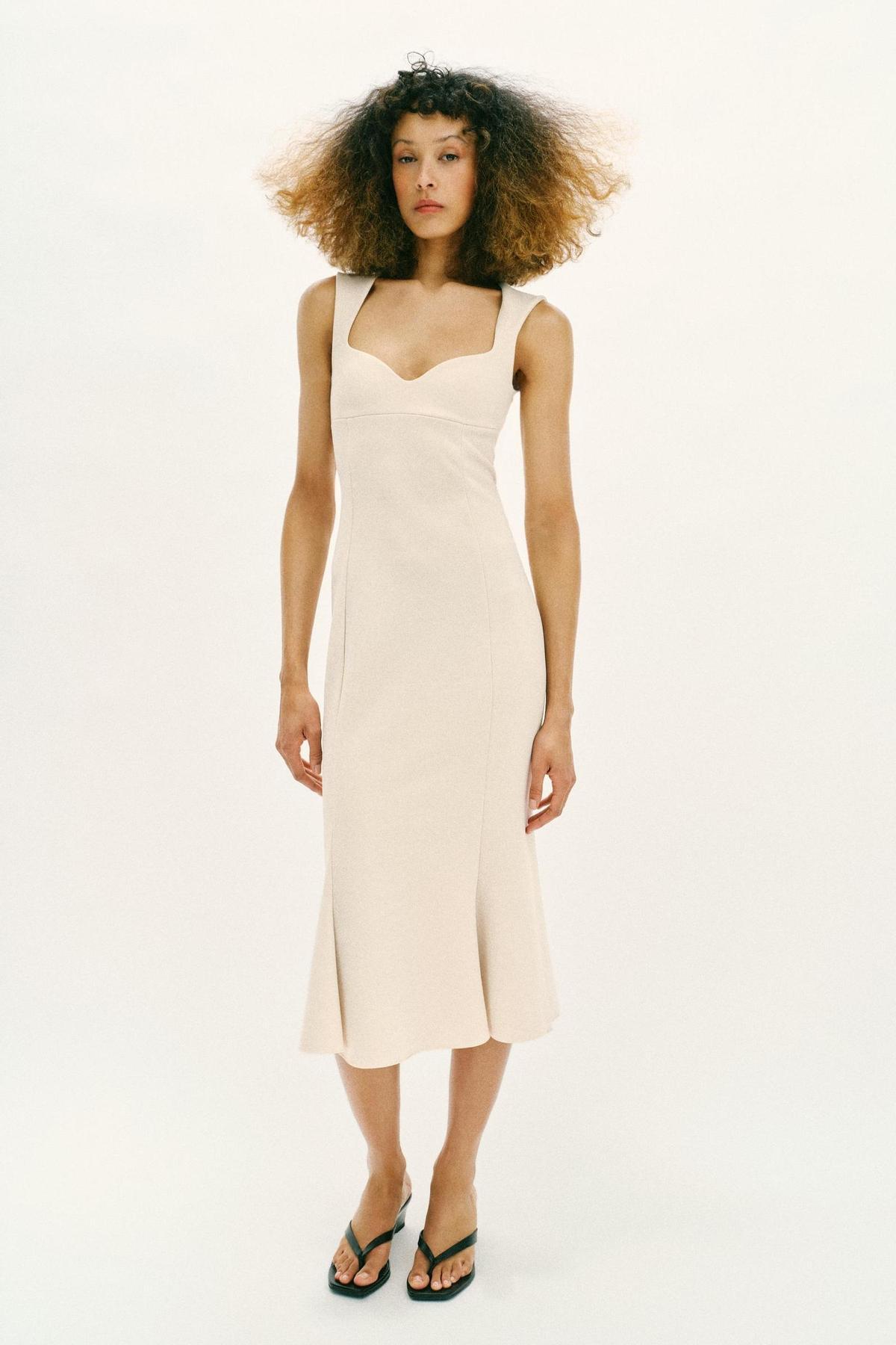 Robe midi beige à bretelles et décolleté en cœur