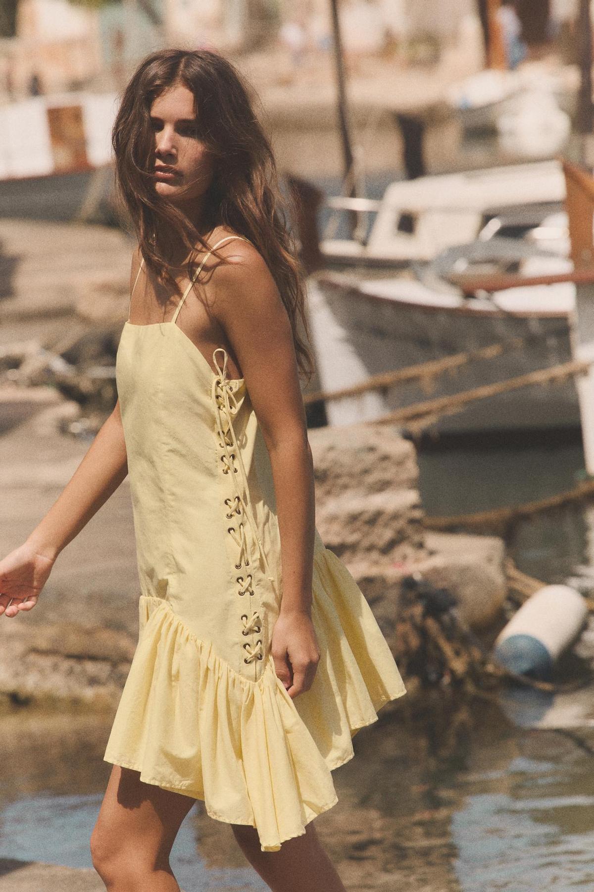 Robe courte à bretelles volantées