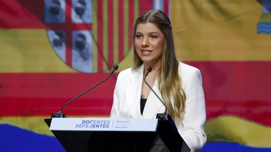 Diction parfaite et préparée avec la reine Letizia ? : l'infante Sofía réussit dans son premier discours public