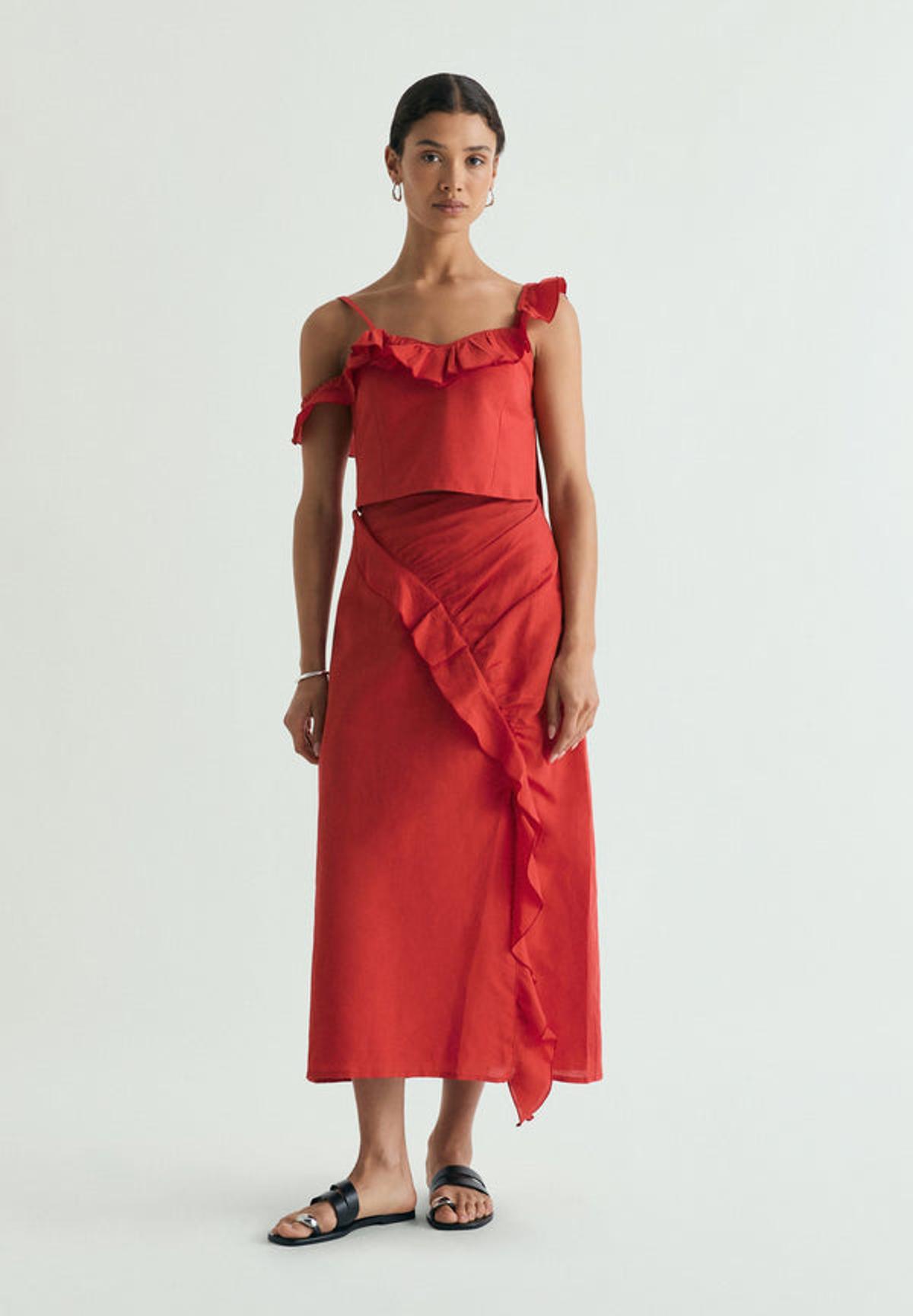 Ensemble haut à volants et jupe rouge