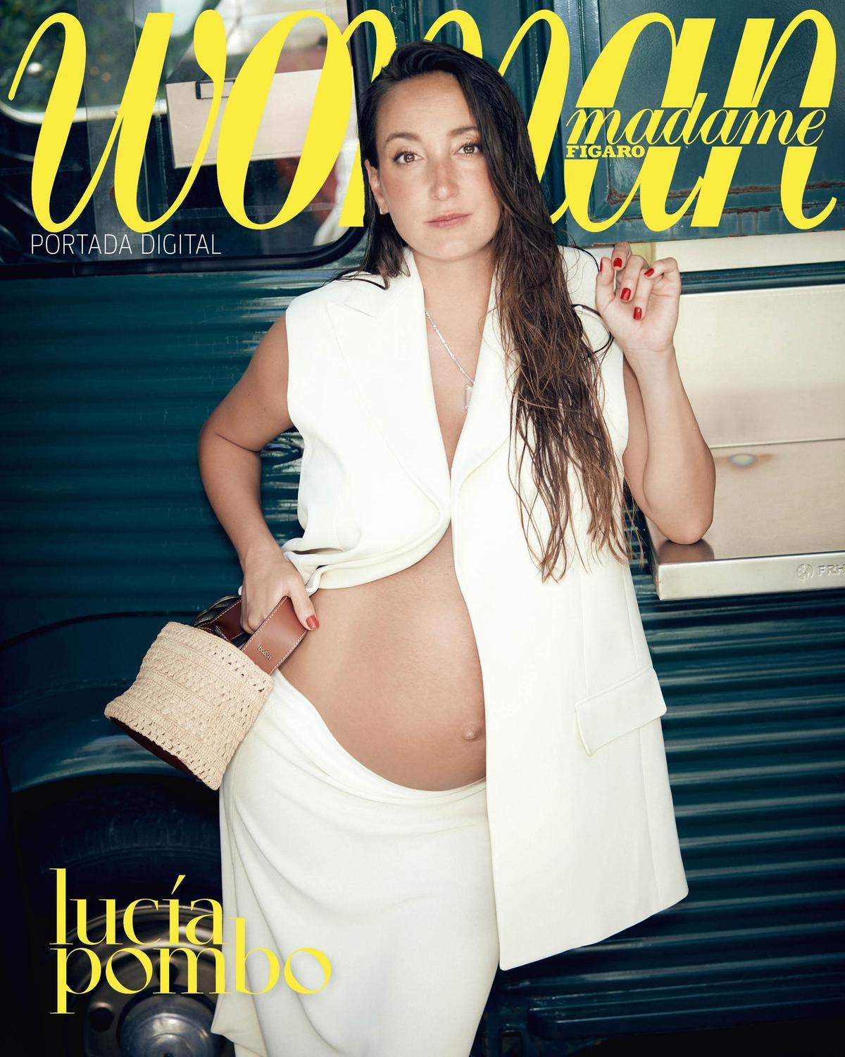 Lucía Pombo est la couverture numérique de Woman. Valero Rioja (photographe), Marta Lasierra (directrice de mode), Yael Maquieira (maquillage), Eugenia Bustamante (coiffeuse), Jimena Bernad (manucure), Pedro Joäo da Silva Melo et Andrés Felipe Barbosa Martínez (assistants photo), Begoña García (assistante de style), Elena Gil (production), Gian Carlos Toledo (production vidéo) ont participé à la séance. Sur l'image, Lucía Pombo porte un gilet Sportmax blanc et une jupe Adolfo Domínguez avec un collier Moliane et un sac Ba&sh