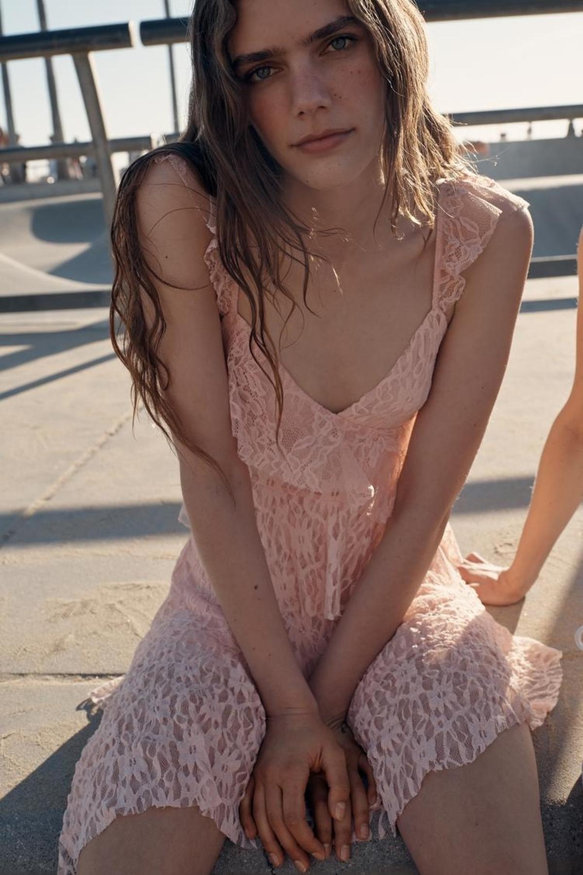 Robe à volants et dentelle