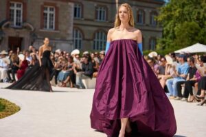 Les débuts Haute Couture de Balenciaga selon Pierpaolo Piccioli : une collection de volumes impossibles qui revient sur l'héritage de Cristóbal