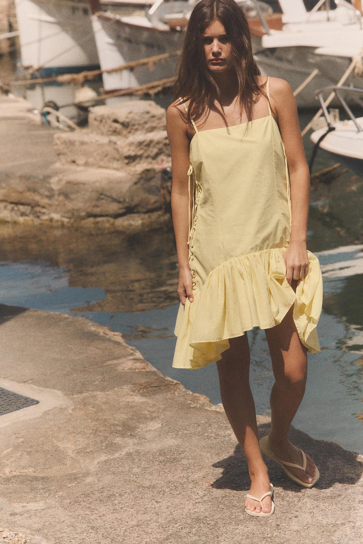 Robe courte à lacets et volants