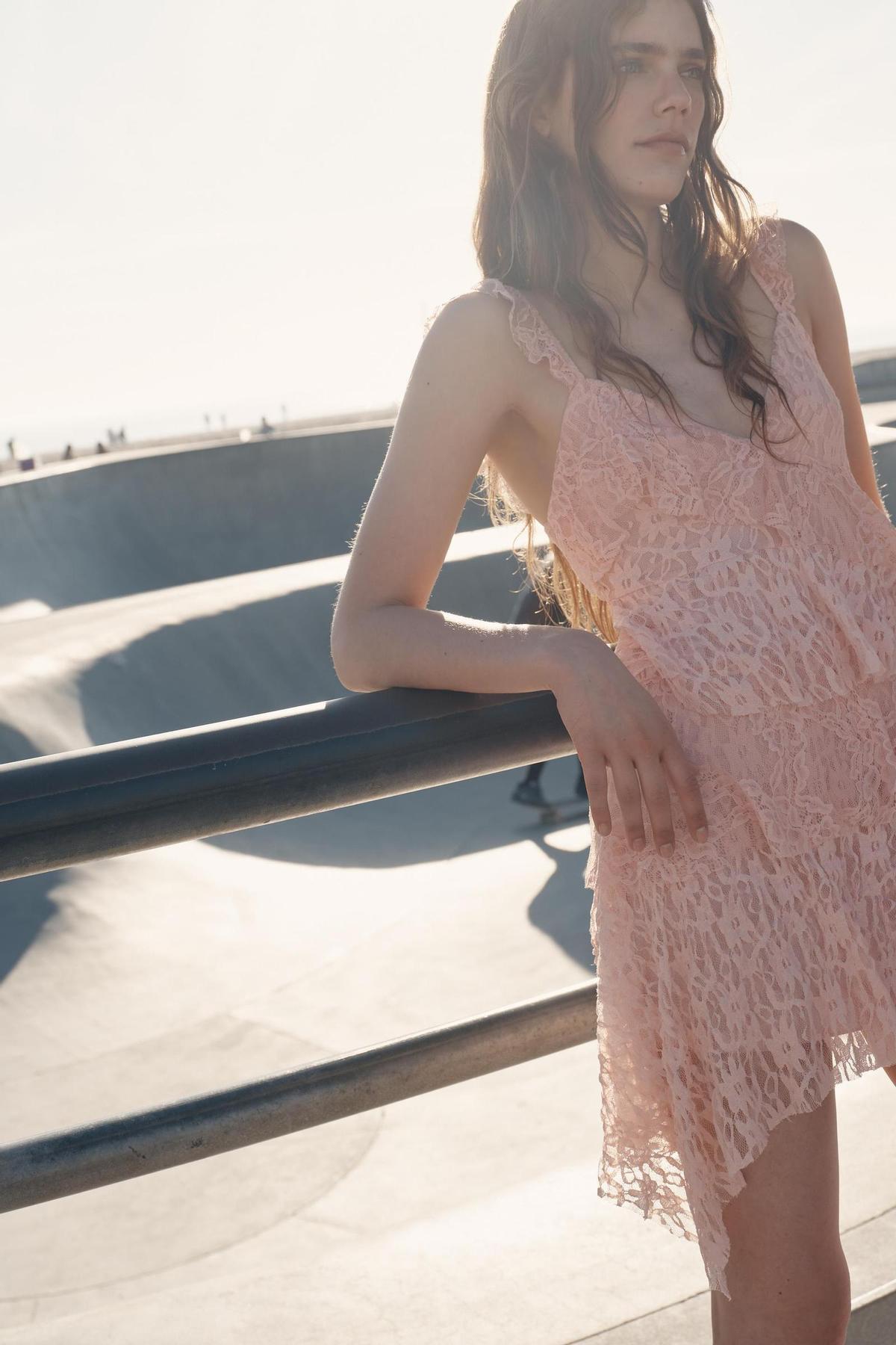 Robe à volants en dentelle rose