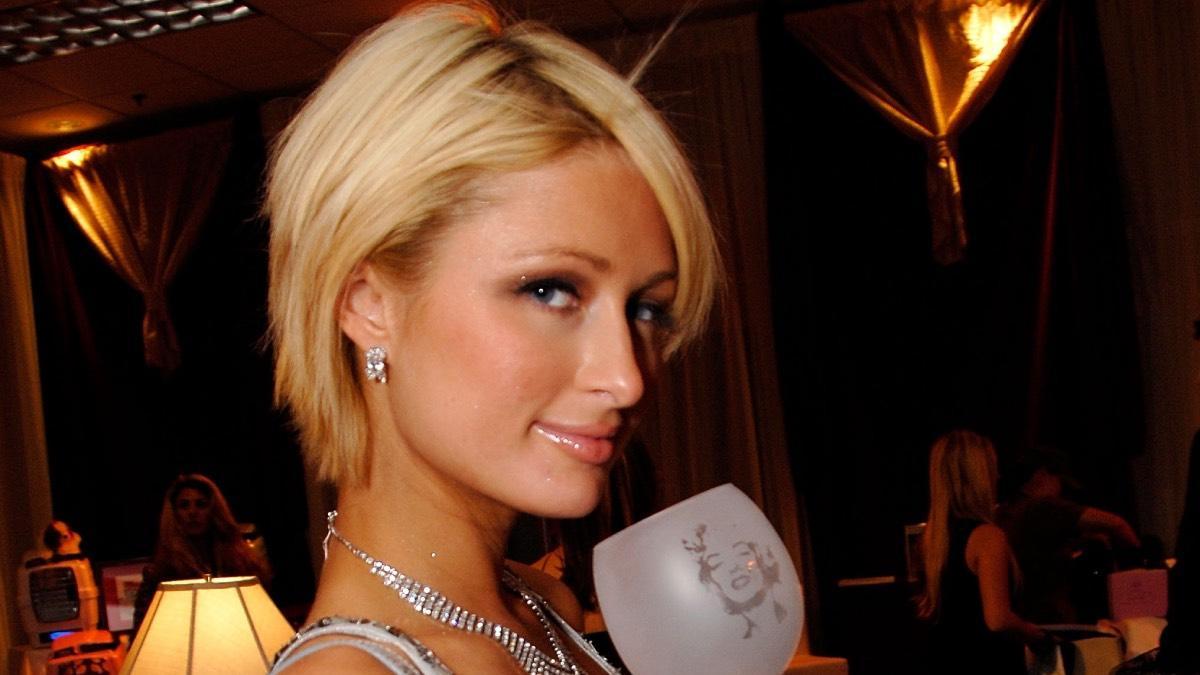 La coupe de cheveux que Paris Hilton a mise à la mode dans les années 2000 était un accident