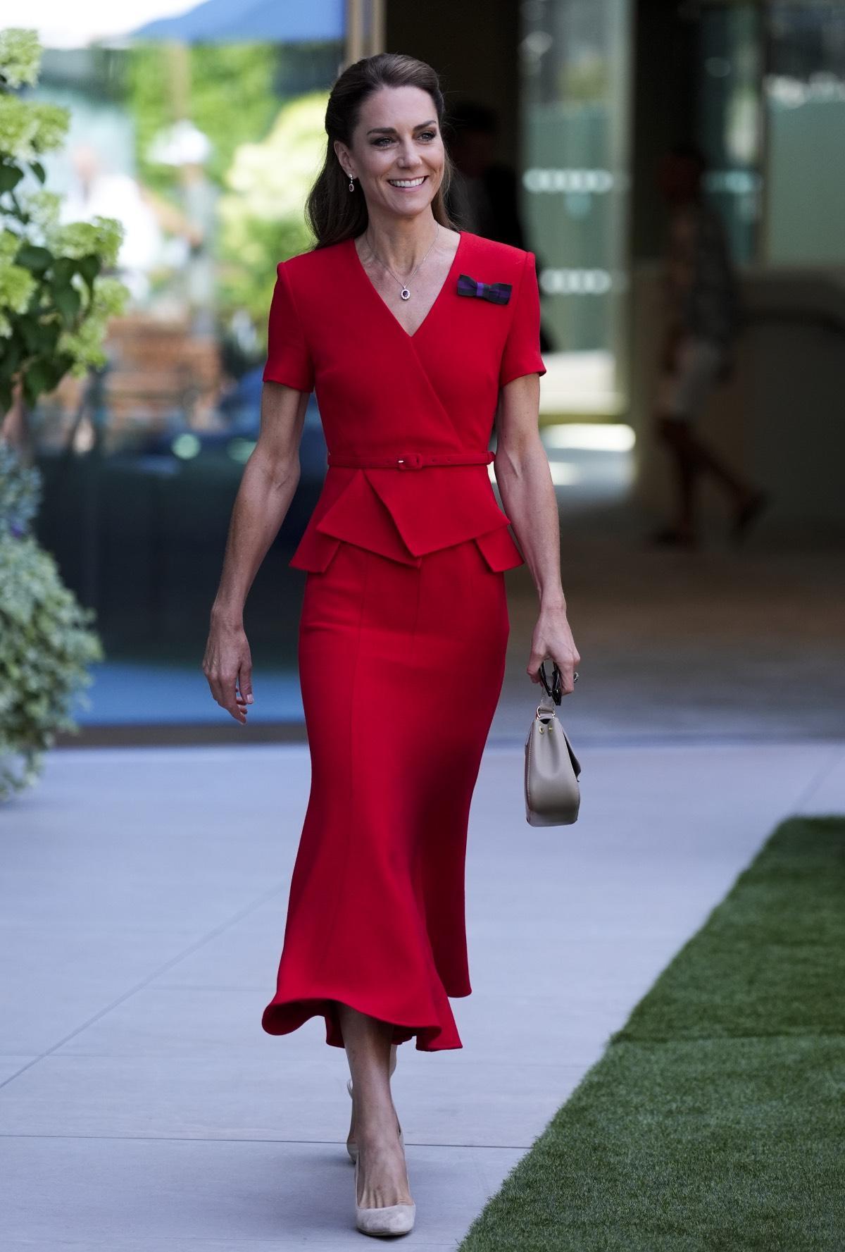Kate Middleton apparaît en rouge lors de la finale féminine de Wimbledon