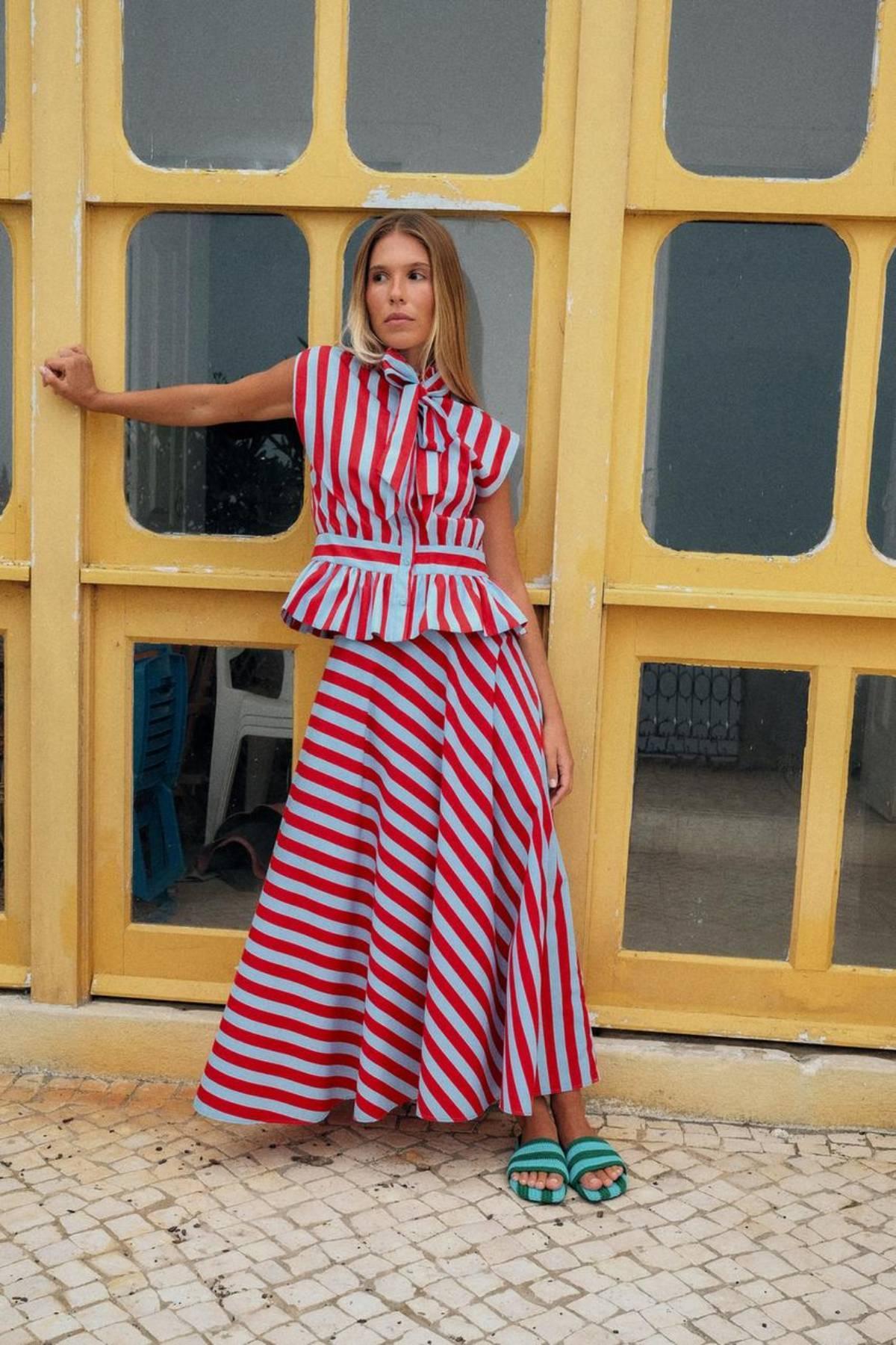 Ensemble rayé, avec chemise à nœud et jupe évasée, de Zara