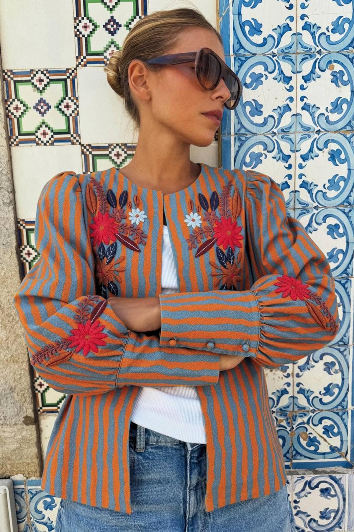 Veste rayée à fleurs brodées, de chez Zara
