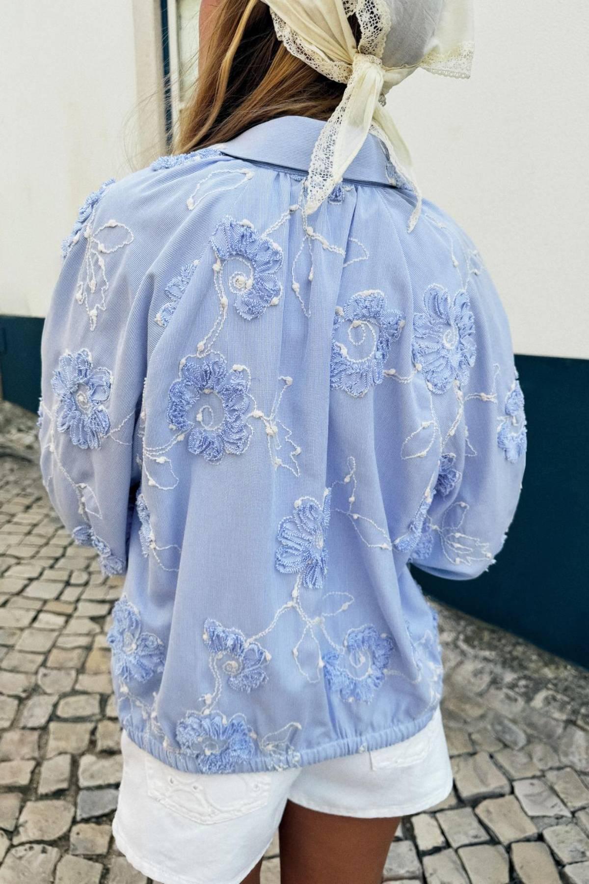 Chemise brodée et zippée, de chez Zara