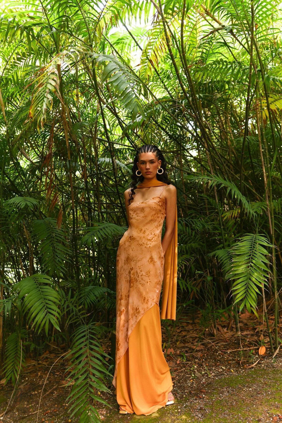 Robe en satin fleurie