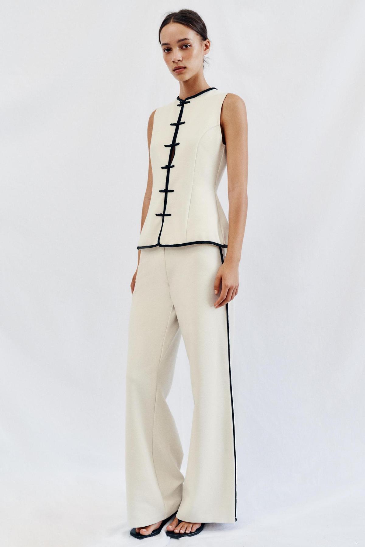 Ensemble haut et pantalon avec passepoil contrasté