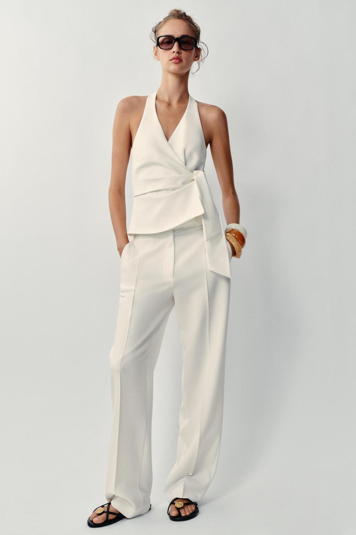 Ensemble haut de couleur unie et pantalon blanc