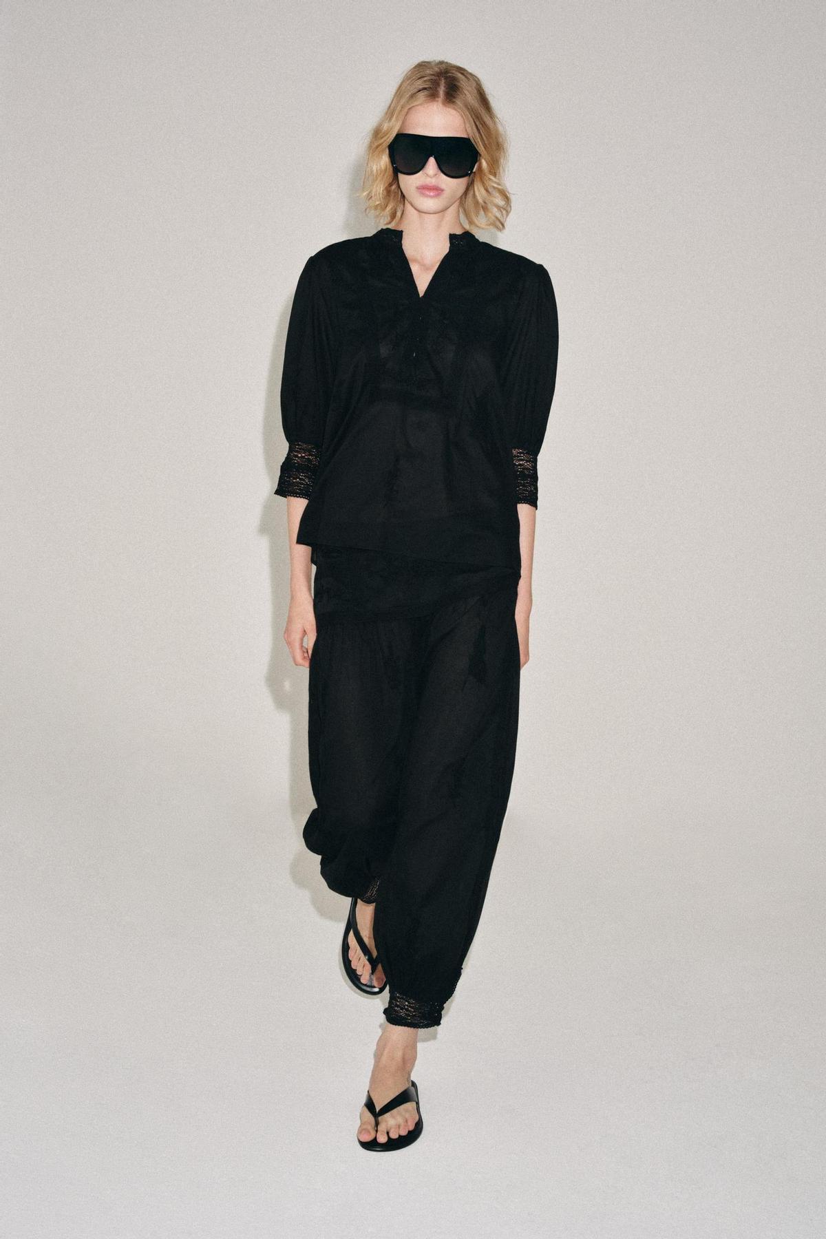 Ensemble chemise et pantalon noirs avec broderie