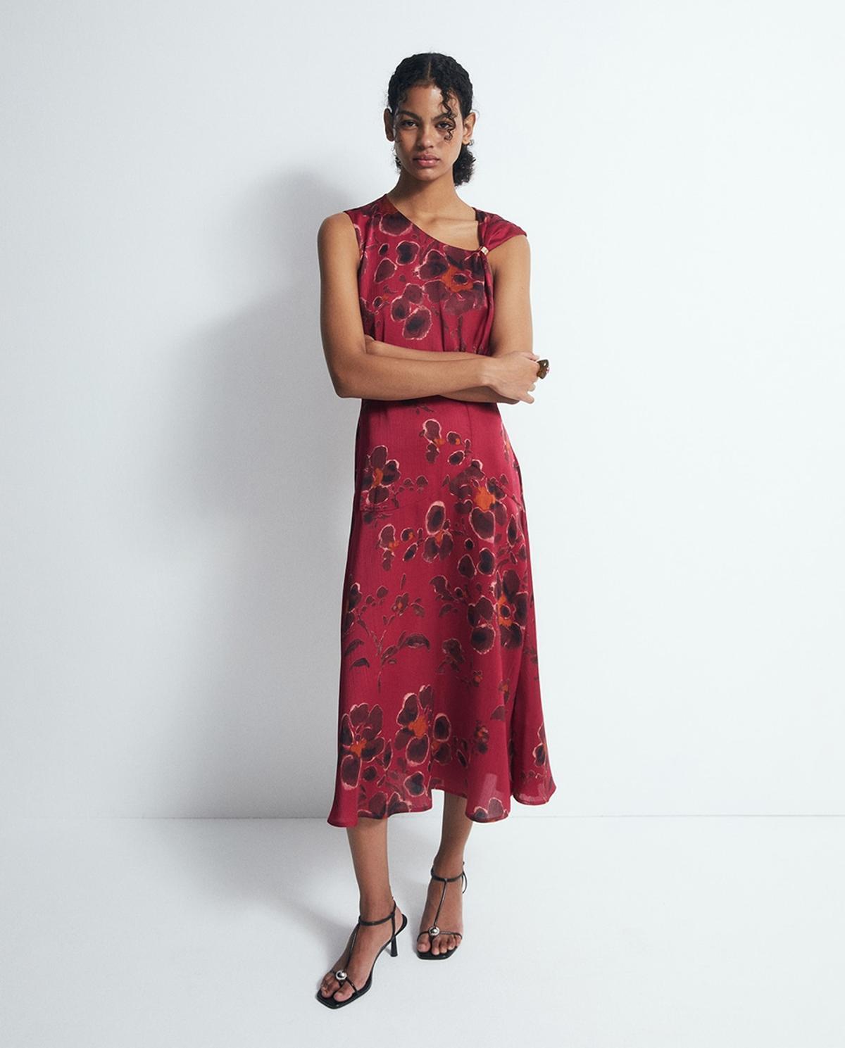 Robe fleurie avec pièce métallique