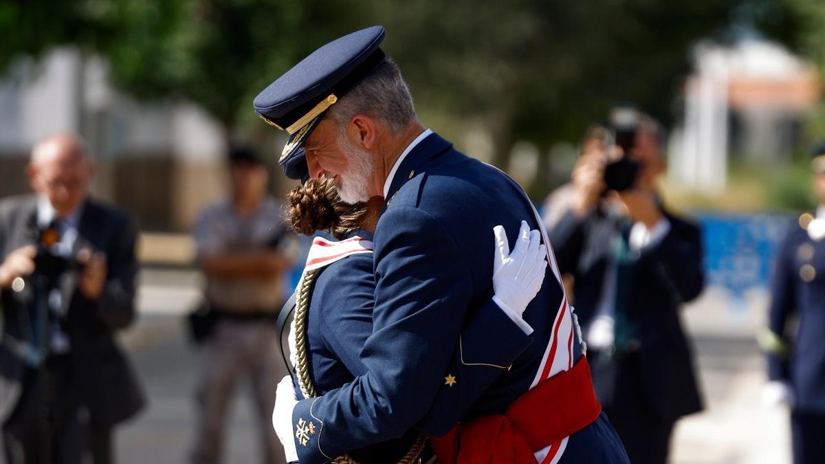 L'étreinte émouvante de la Princesse Leonor et du Roi Felipe VI lors de la remise des dépêches de l'Armée de l'Air et de l'Espace
