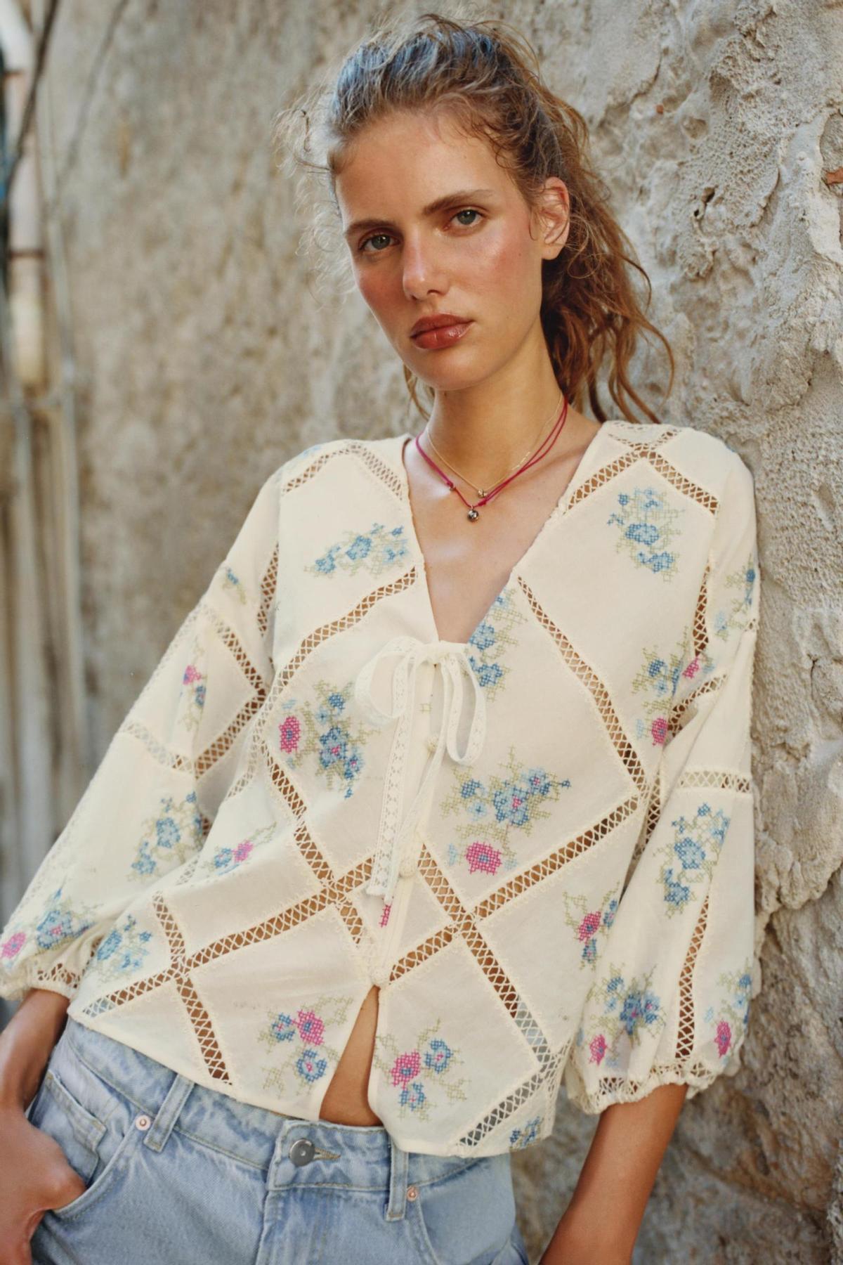 Blouse brodée à entredoses