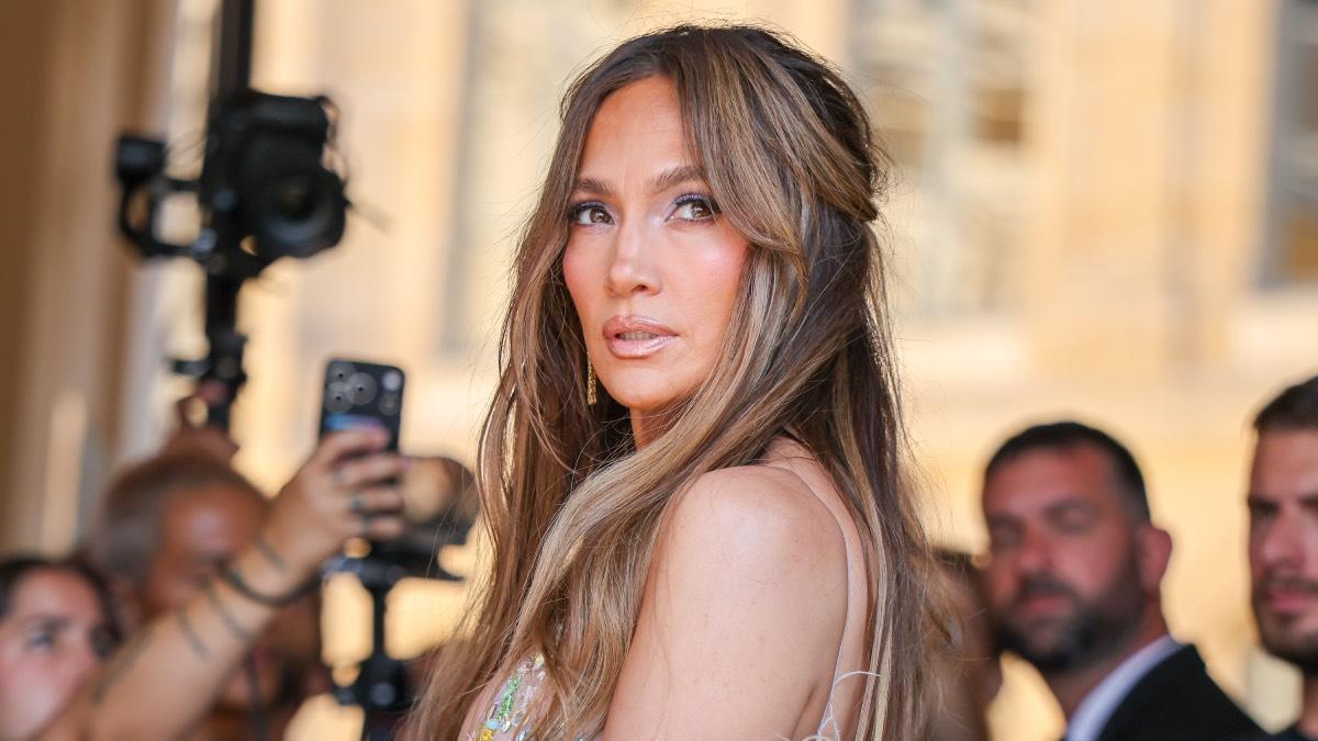 Jennifer Lopez (56 ans), à propos de sa créatrice préférée : "Peu de gens comprennent le corps d'une femme et le mettent en valeur. Chaque fois que vous portez une de leurs robes, vous vous sentez comme la plus belle fille du monde"