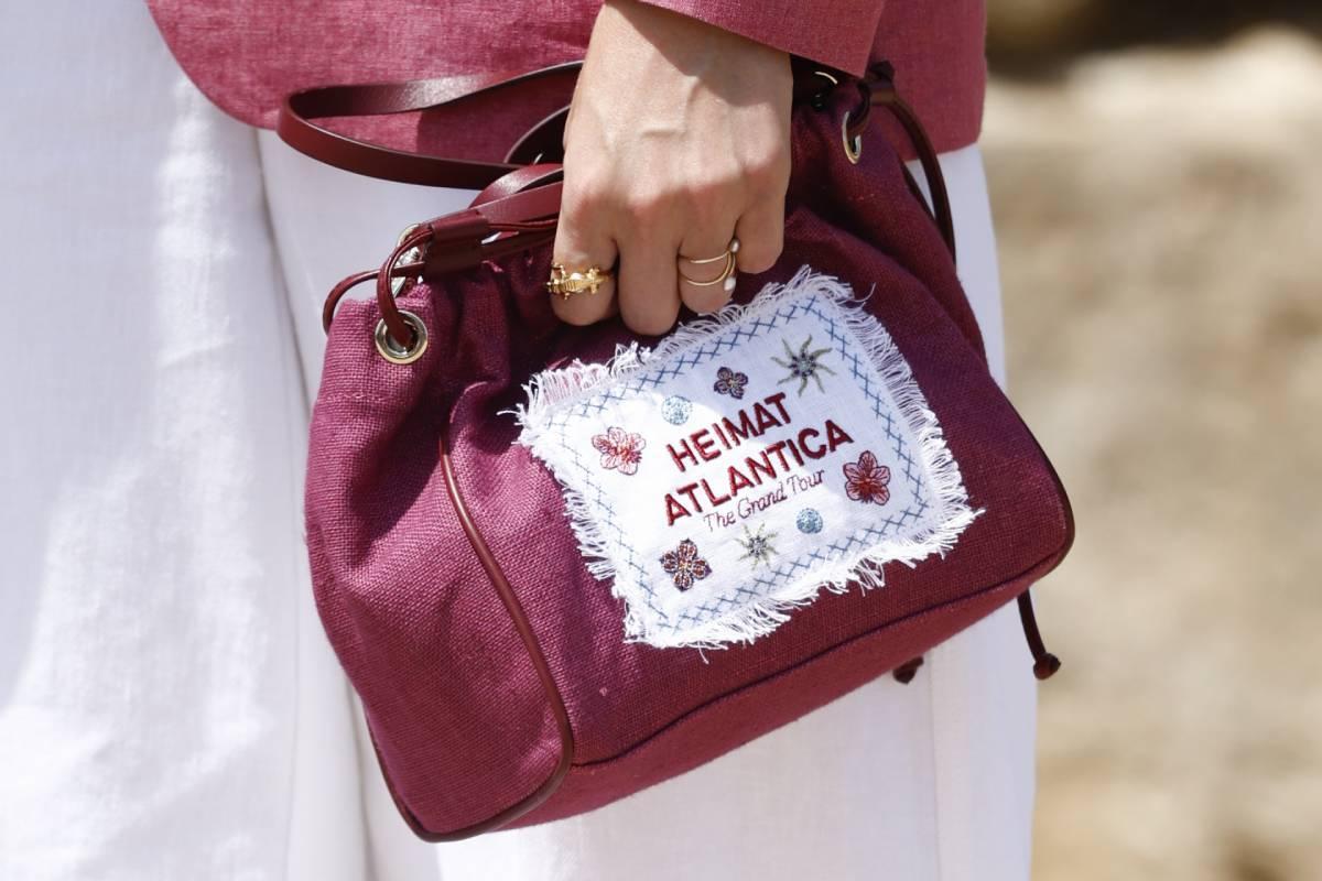 Détail du sac Heimat Atlantica et des bagues Suma Cruz que portait la princesse Leonor à Gérone