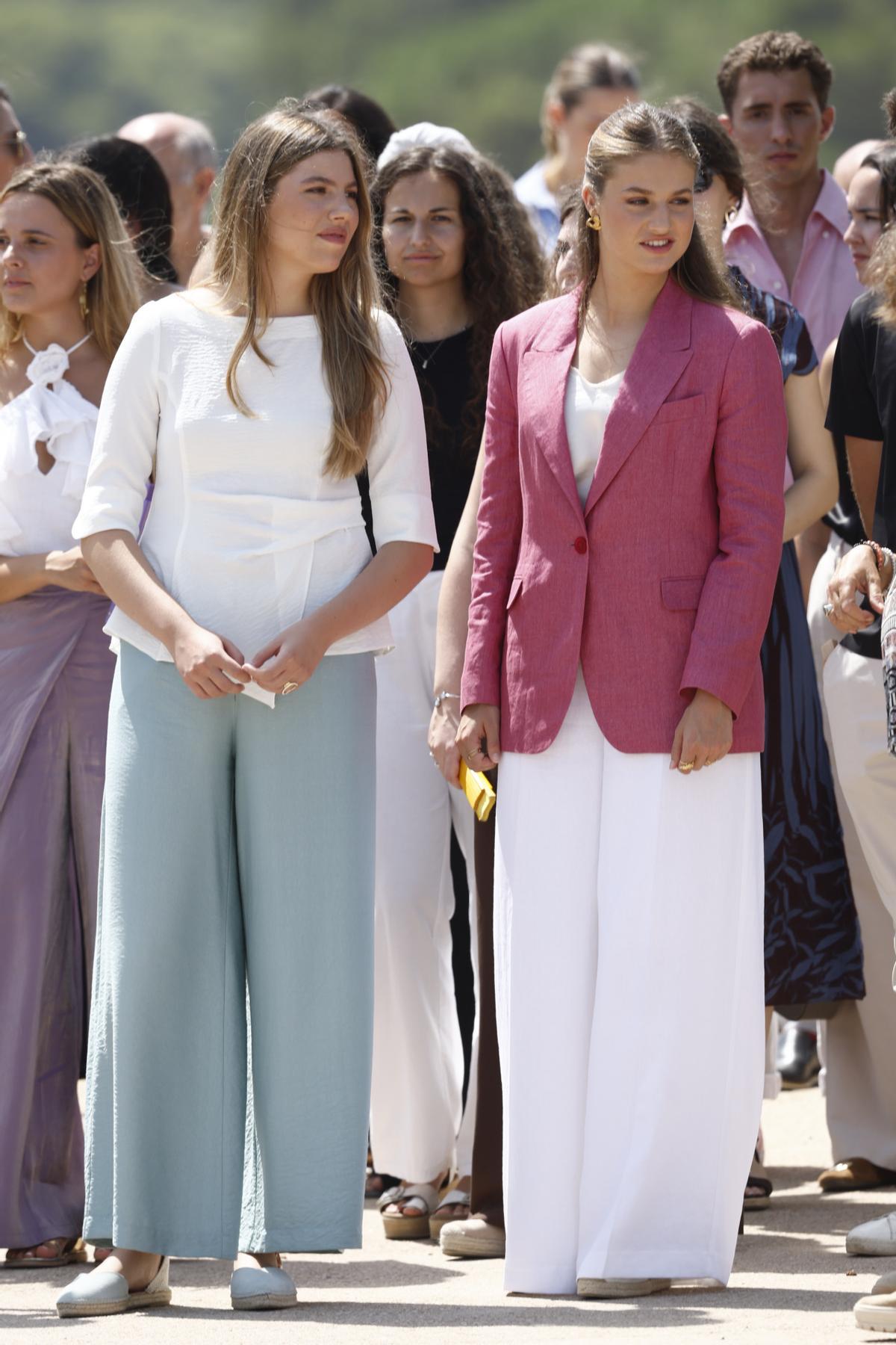 Les tenues coordonnées de la princesse Leonor et de l'infante Sofía à Gérone