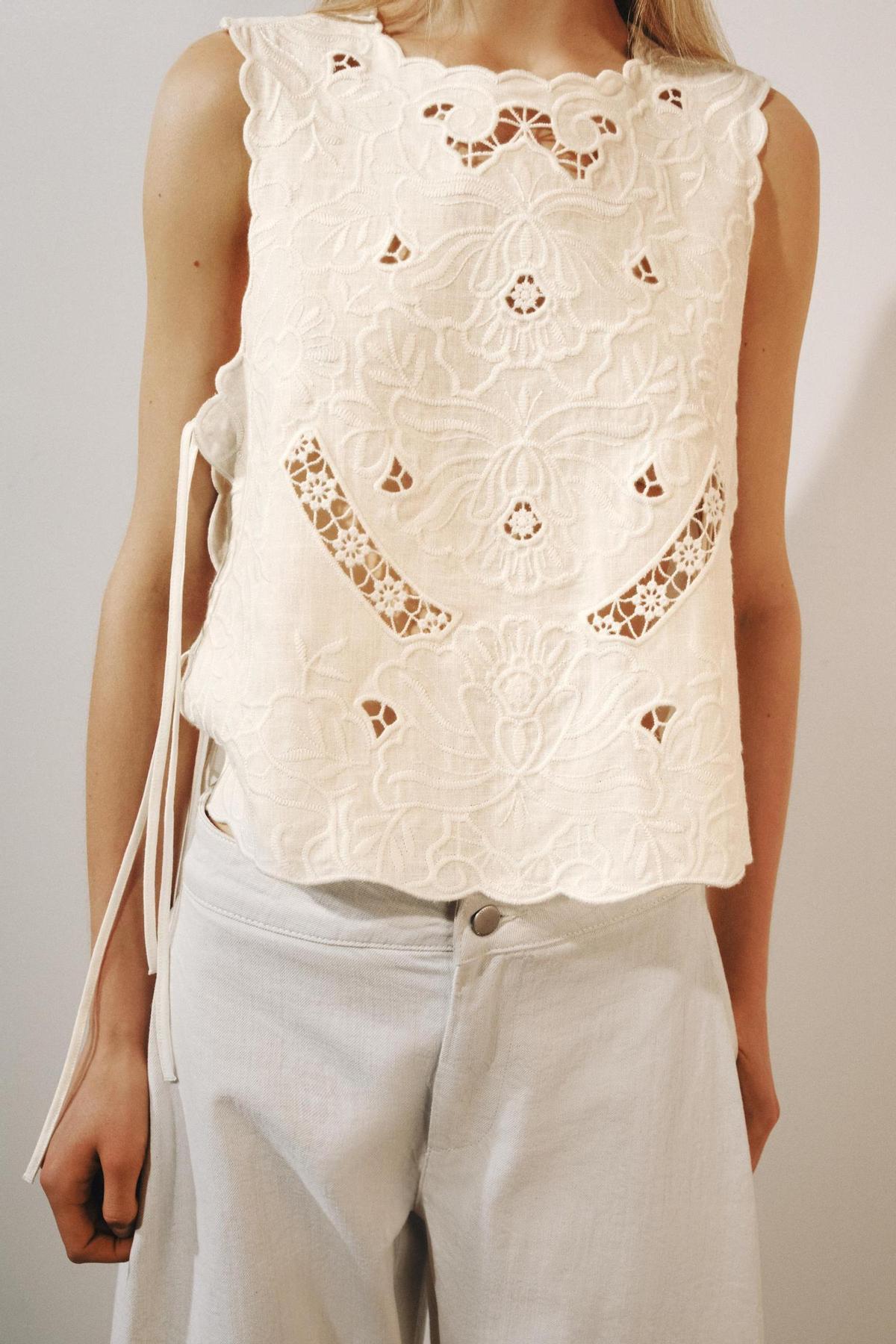 Chemise sans manches avec broderie