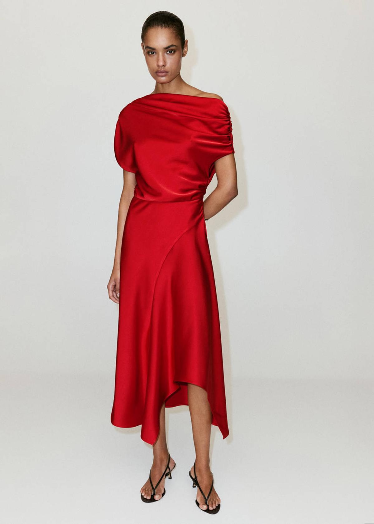 Robe asymétrique en satin rouge