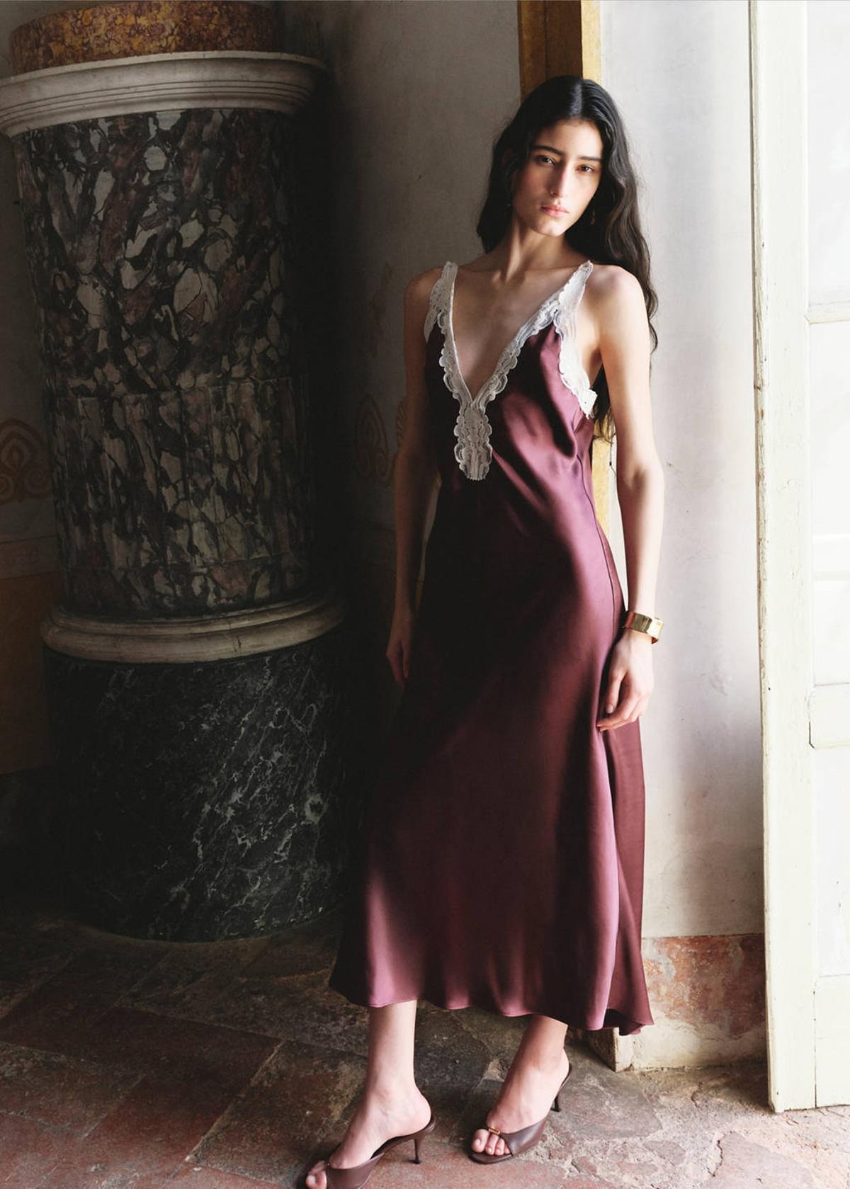 Robe en dentelle satinée