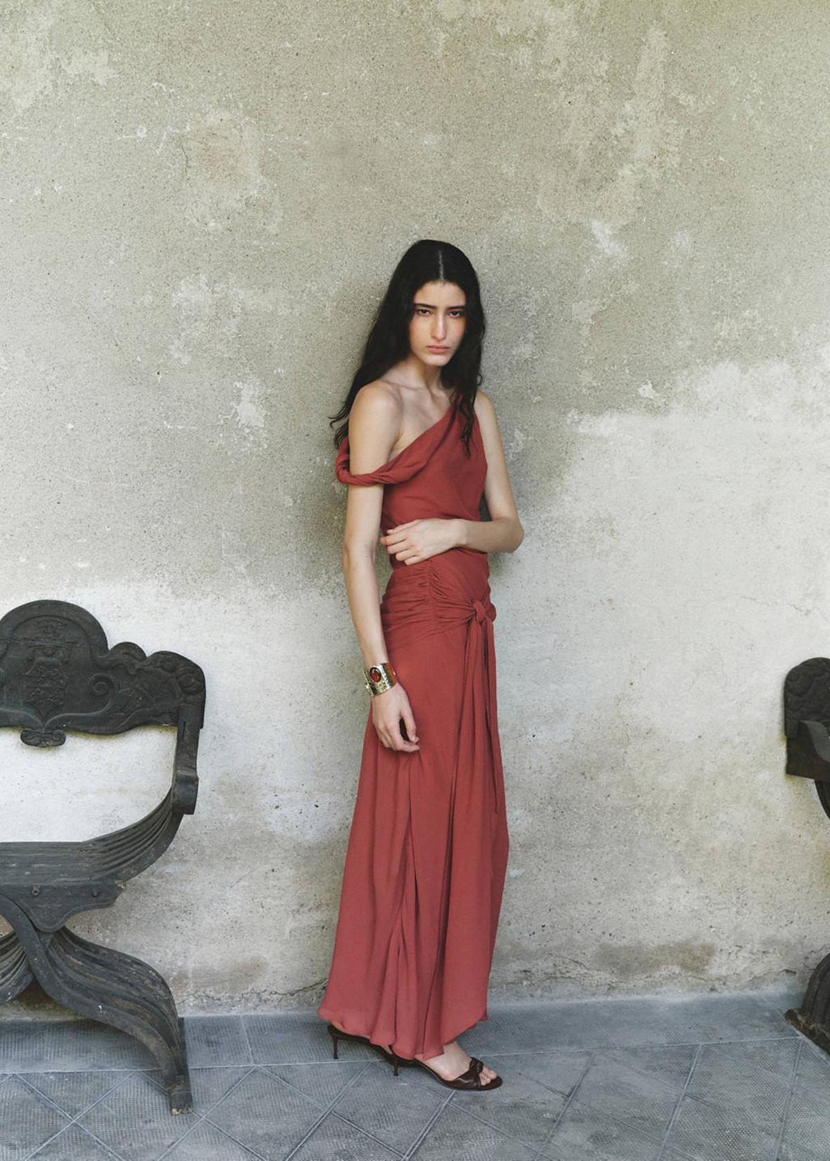 Robe drapée asymétrique