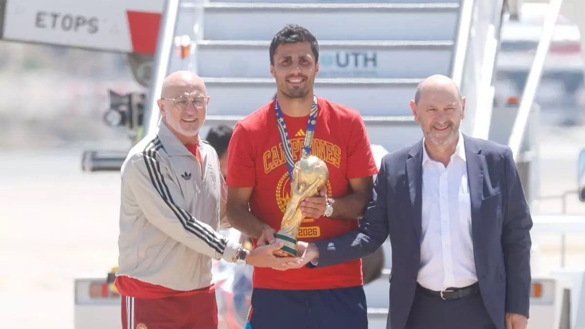 Les champions du monde débarquent à Madrid avec la Coupe du monde : c'est l'arrivée des joueurs à Barajas