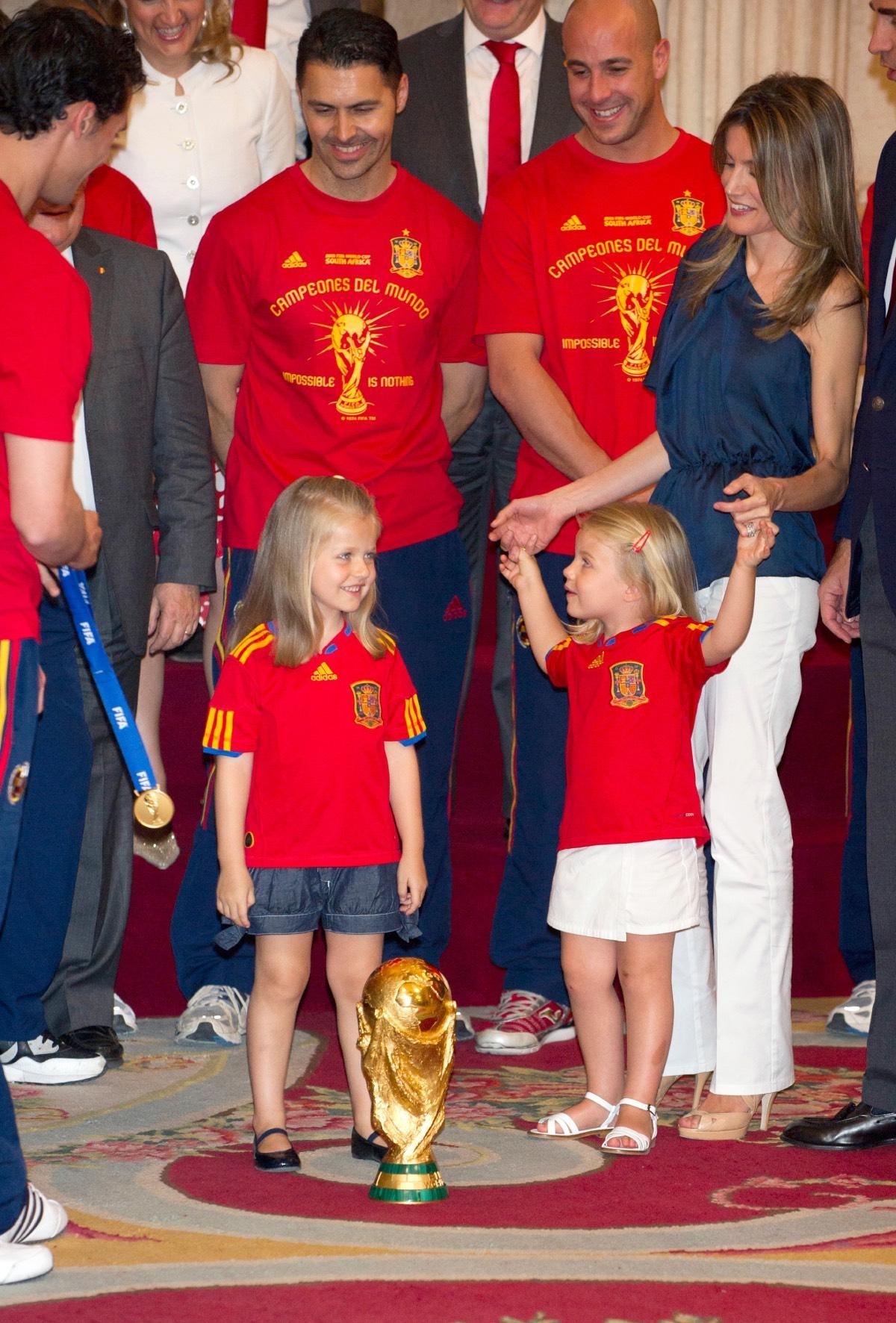 La princesse Leonor et l'infante Sofía en 2010 avec la Coupe du monde