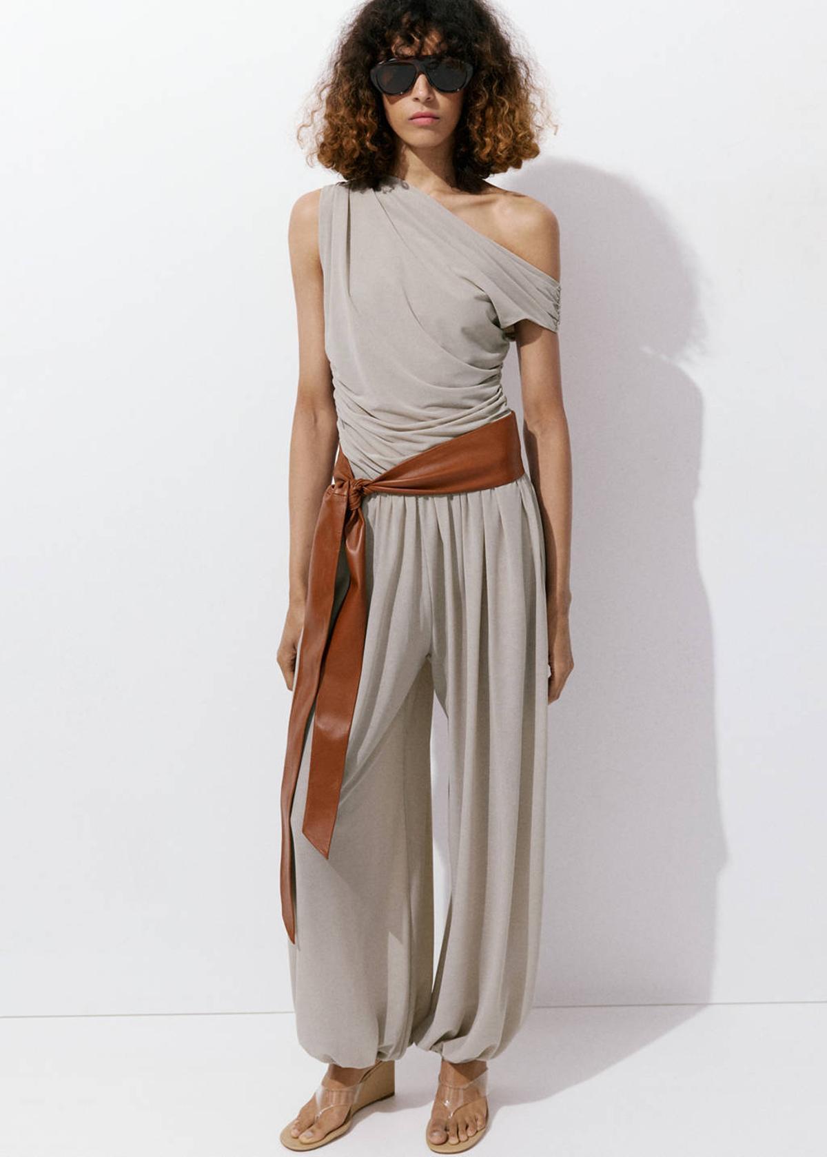 Ensemble monochrome drapé