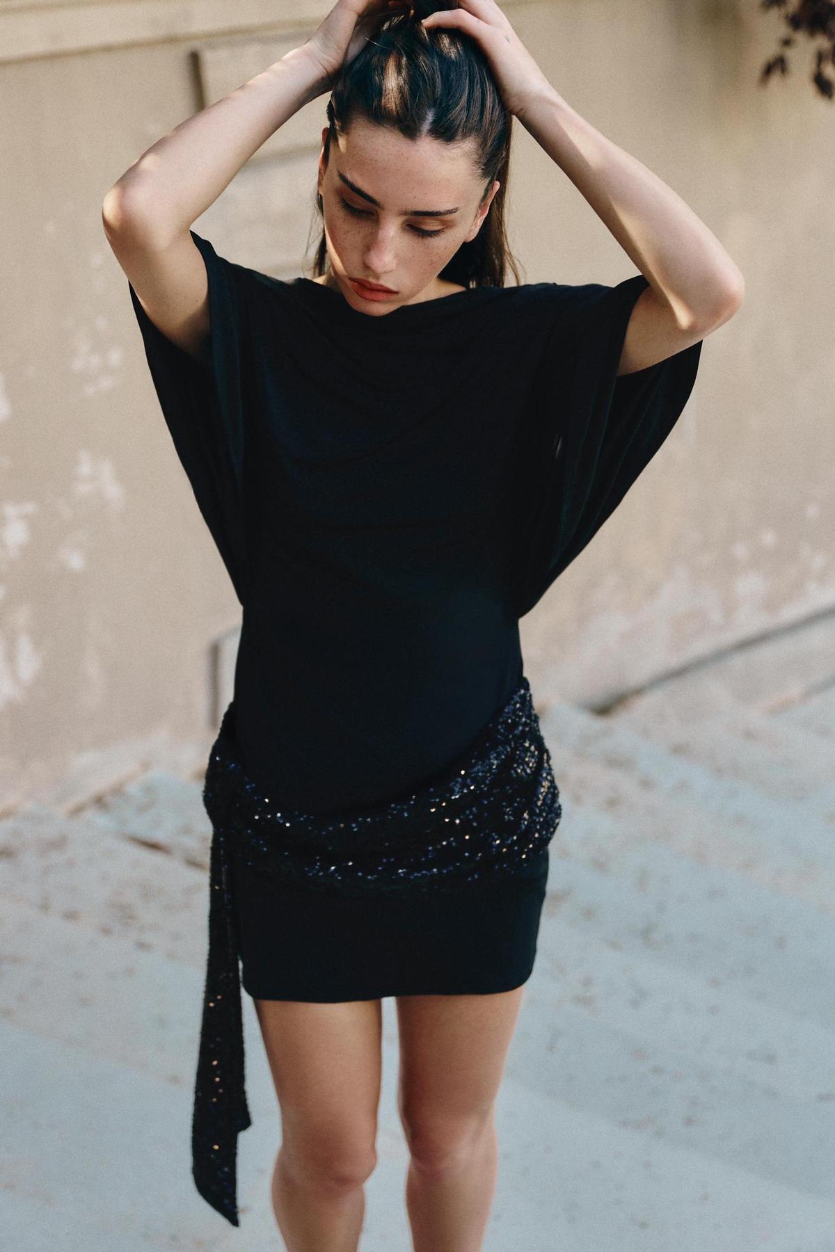 Robe courte à ceinture et sequins