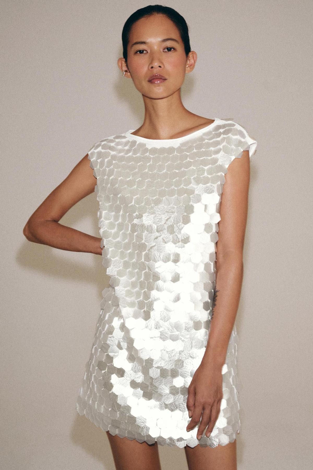 Robe courte blanche à sequins