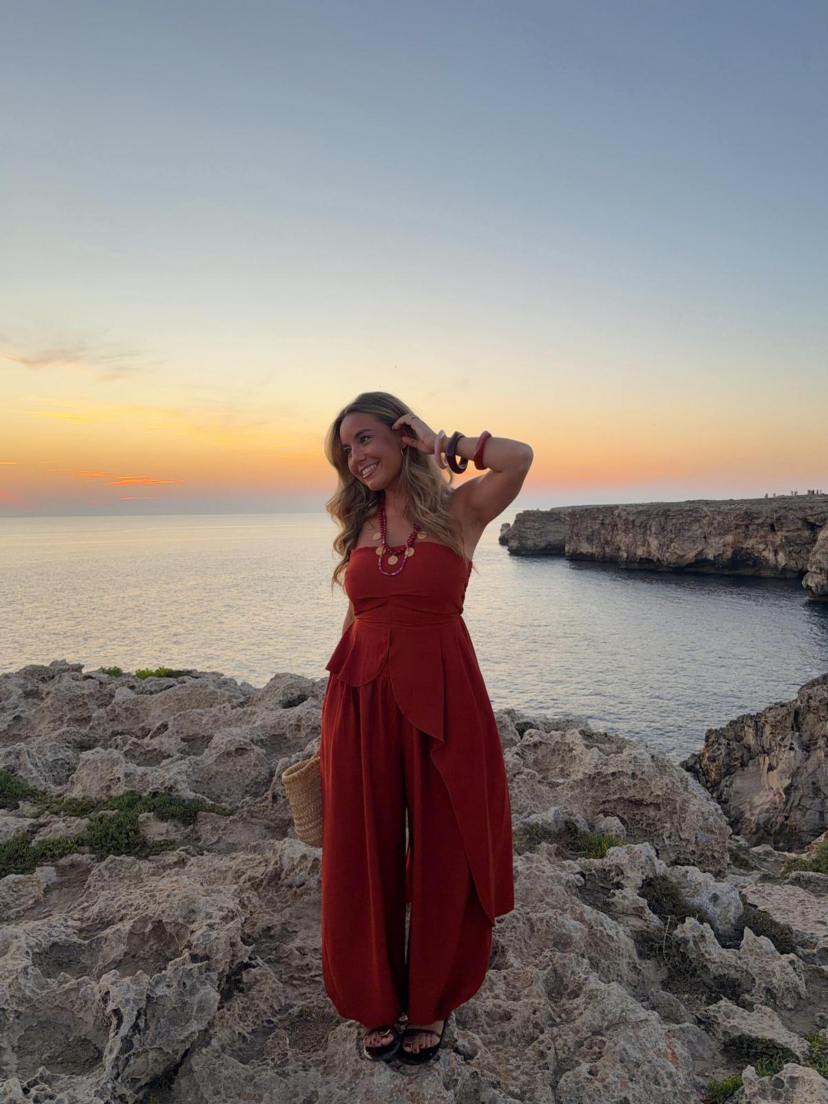 L'influenceuse Isa Ramos avec un deux pièces similaire à la combinaison Zara