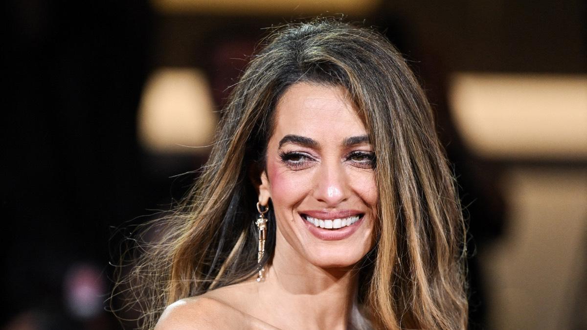 La routine sportive qui maintient Amal Clooney (48 ans) 10 ans plus jeune : "C'est une très bonne athlète. Elle me bat au tennis"